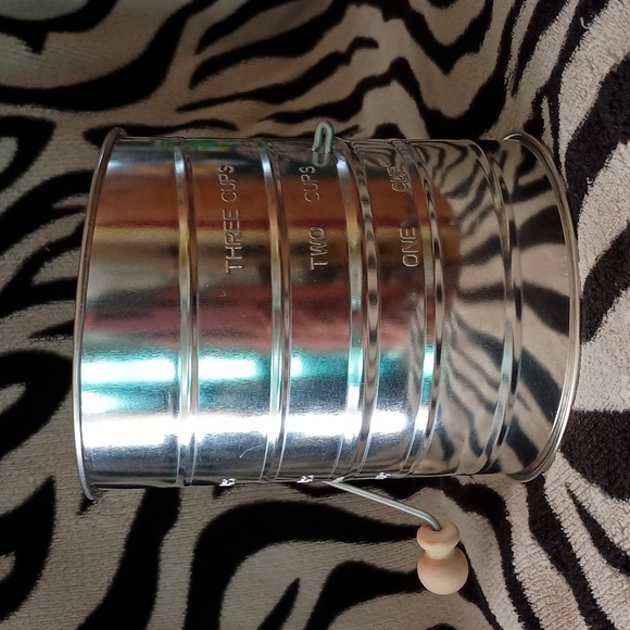 3 cups metal flour hand sifter - Picture 3 of 6